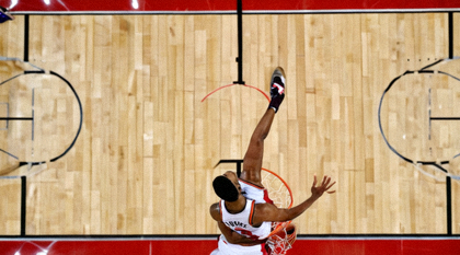 NBA比赛中球员在三分线外出手投篮的瞬间